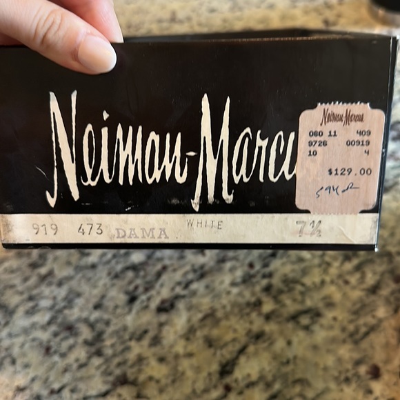 Neiman Marcus heels DAMA white size 7 and a half - Picture 4 of 4